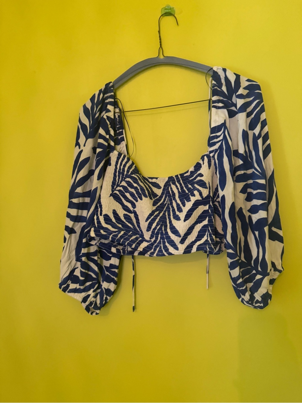 H&M blue and white tropical leaf print crop top